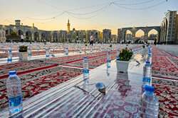 تزیین سفره‌های افطاری حرم امام رضا(ع) با هزار گلدان گل