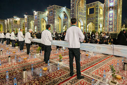 تصاویری از مهمانسرای حضرت و سفره های افطار در حرم امام رضا(ع)