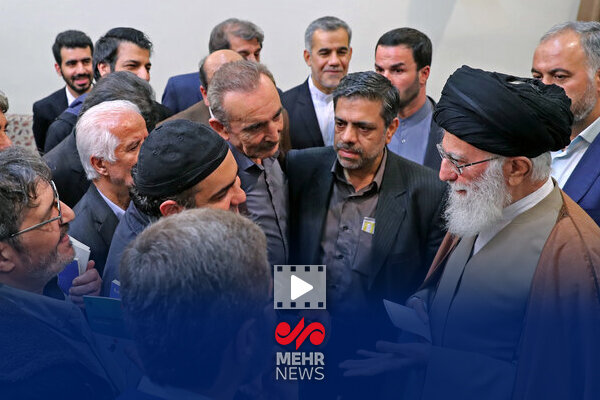 خاطرهای شنیدنی از تعامل رهبر انقلاب با هنرمندان خاطرهای شنیدنی از تعامل رهبر انقلاب با هنرمندان