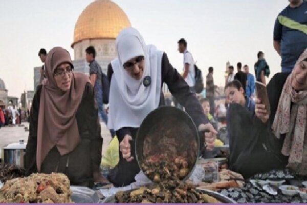 رمضان در فلسطین؛ از پختن «مقلوبه» تا آویزان کردن فانوس در مساجد