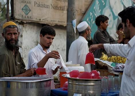 رمضان در پاکستان؛ از آذینبندی خیابانها تا اطعام روزهداران نیازمند