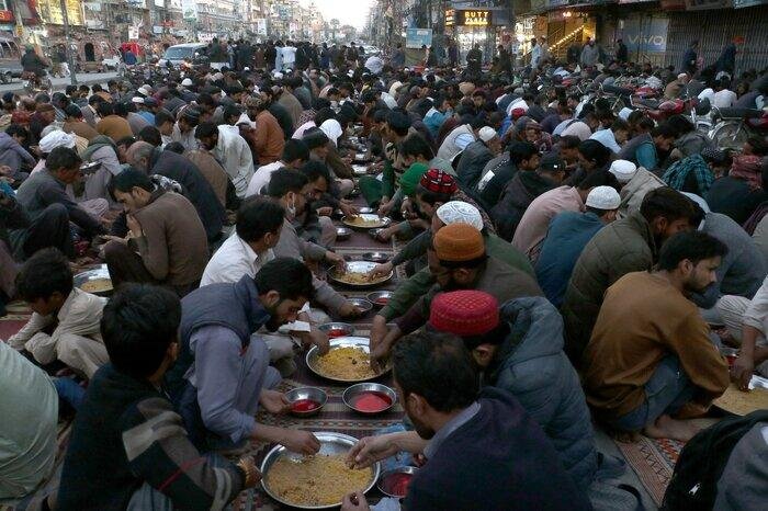 رمضان در پاکستان؛ از آذینبندی خیابانها تا اطعام روزهداران نیازمند
