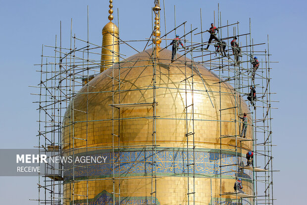 فيديو..تغيير راية القبة المقدسة لحرم الامام الرضا (ع)