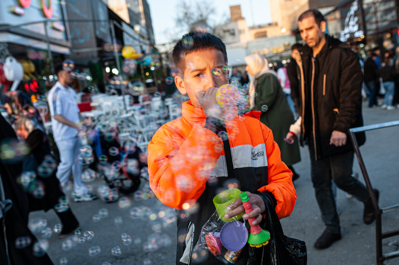 بازار گل مشهد غرق در عطر بهار؛ شور و نشاط خریداران در آستانه سال نو