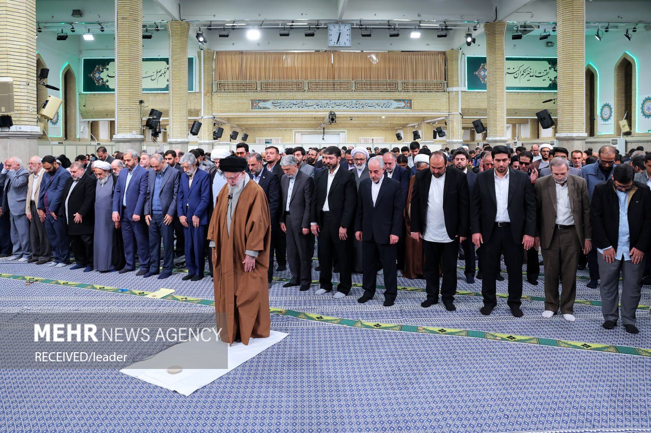 Ayetullah Hamanei şairlerle iftar ziyafetinde buluştu