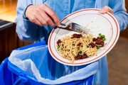 چرا با وجود گرانی، غذای زیادی دور ریخته می‌شود؟؛ «اسراف» کل ماجرا نیست