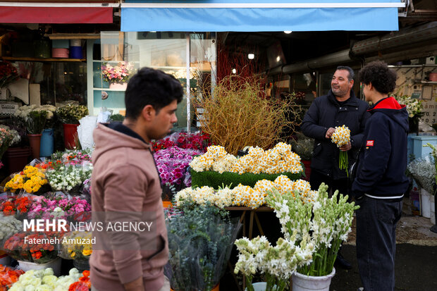 سوق الورد في طهران مع حلول العيد