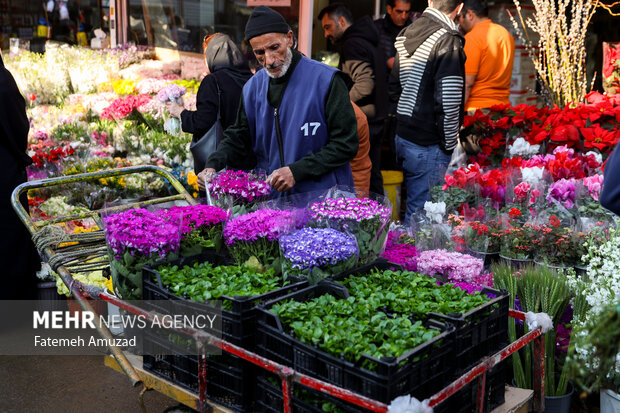 سوق الورد في طهران مع حلول العيد