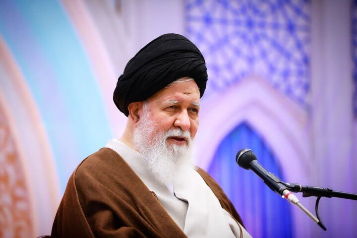 مقاومت در برابر فتنهها مهمترین راهکار عبور از توطئههای دشمنان است