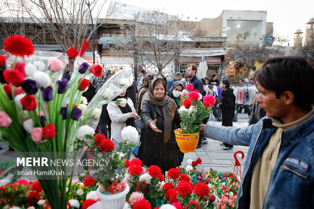 حال و هوای بازار شبِ عید در همدان