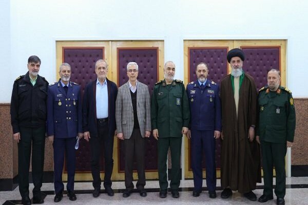 دیدار صمیمانه پزشکیان با فرماندهان عالیرتبه نیروهای مسلح