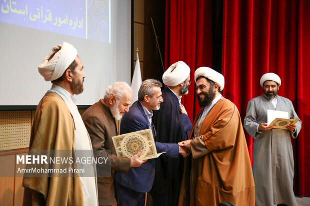 نشست زندگی با آیهها ویژه خانههای قرآنی قم برگزار شد نشست زندگی با آیهها ویژه خانههای قرآنی قم برگزار شد