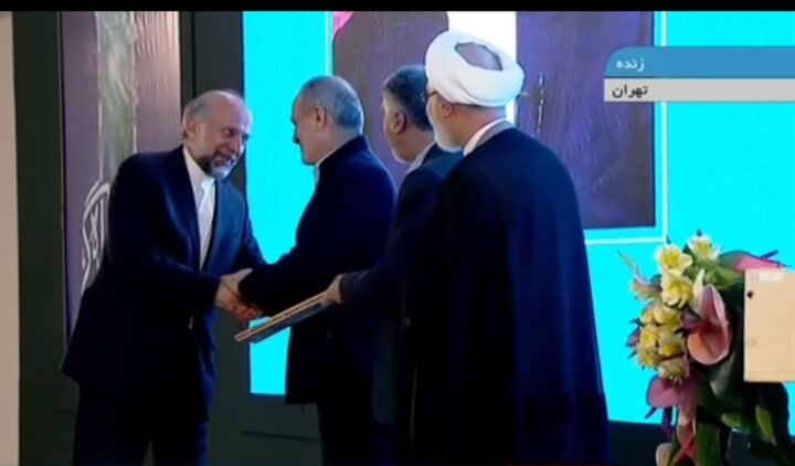 خادمان قرآن کریم با حضور رئیس جمهور تجلیل شدند 2