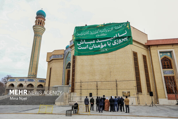 آیین رونمایی از ابرپرچم طرح ملی" زندگی با آیه ها" در تبریز