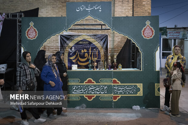 فعالیتهای موکبهای اطراف حرم بانوی کرامت در نخستین شب قدر