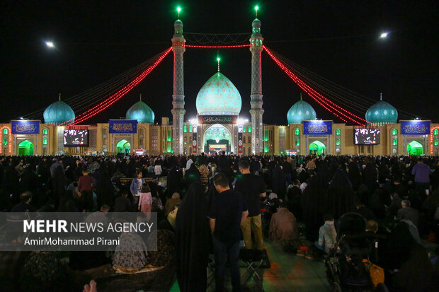 برنامههای شب ۲۱ ماه رمضان در آستان جمکران آغاز شد