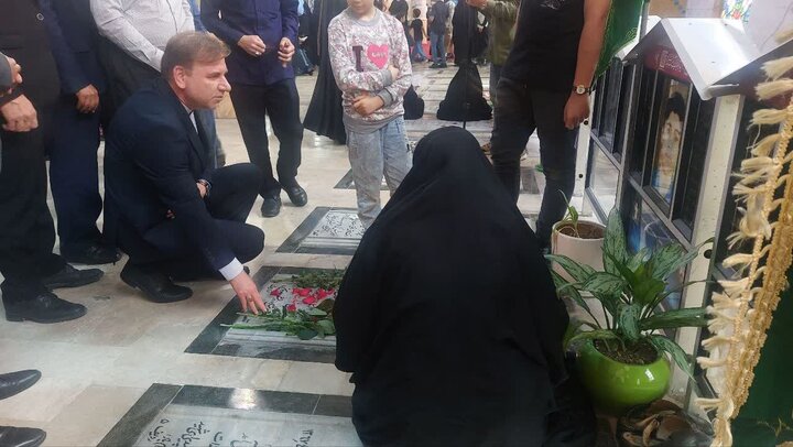حضور استاندار بوشهر در گلزار شهدای بوشهر