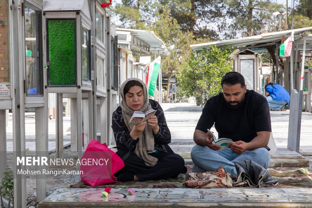 لحظات تحویل سال در گلزار شهدای تهران 5