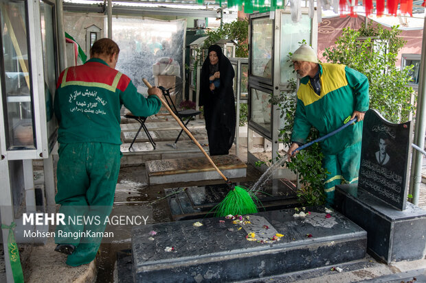 لحظات تحویل سال در گلزار شهدای تهران