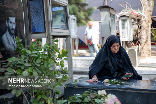 لحظات تحویل سال در گلزار شهدای تهران