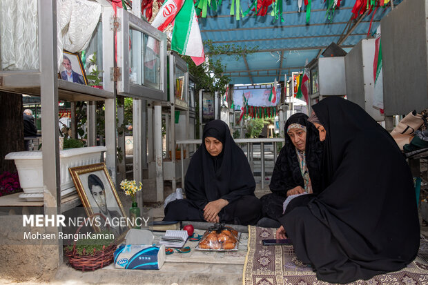 لحظات تحویل سال در گلزار شهدای تهران