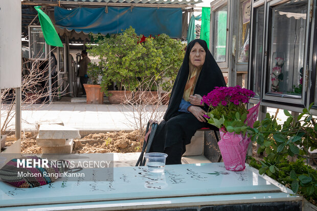 لحظات تحویل سال در گلزار شهدای تهران 25
