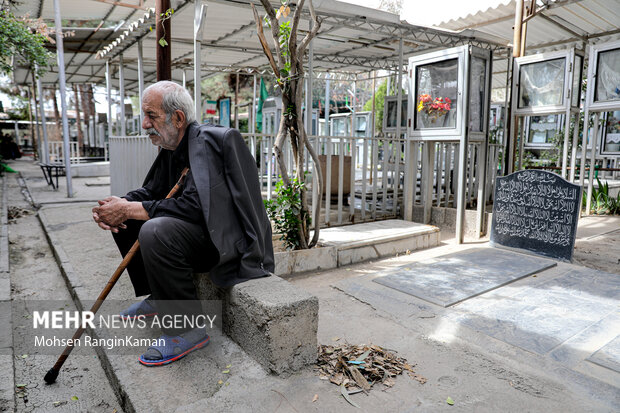 لحظات تحویل سال در گلزار شهدای تهران