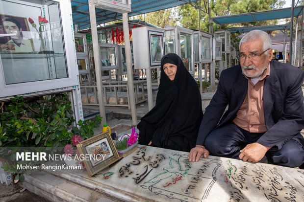 لحظات تحویل سال در گلزار شهدای تهران 31