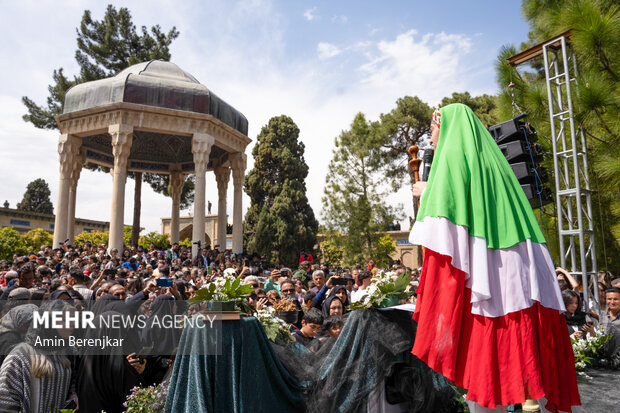 تحویل سال 1404 هجری شمسی در حافظیه شیراز