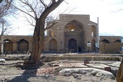 سردر کاروانسرای تاریخی نطنز بر اثر زلزله ۴.۵ ریشتری فروریخت