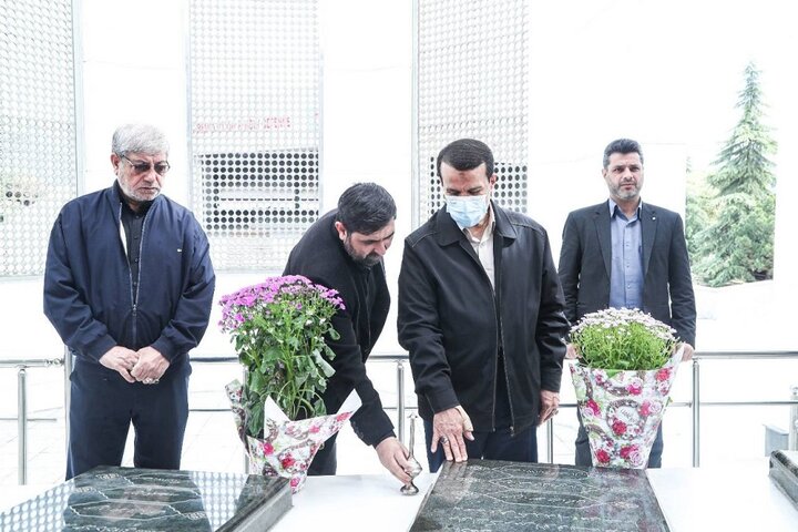 تحویل سال در کنار یادمان شهدا، روحیه جهادی را در ما زنده میکند