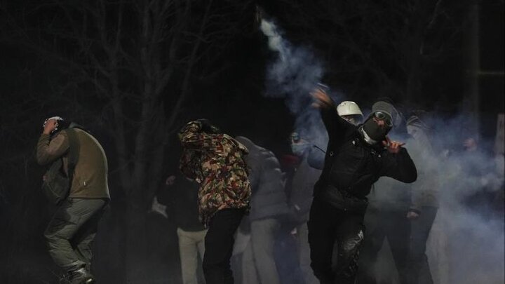 İstanbul'daki gösterilerinde 16 polis yaralandı