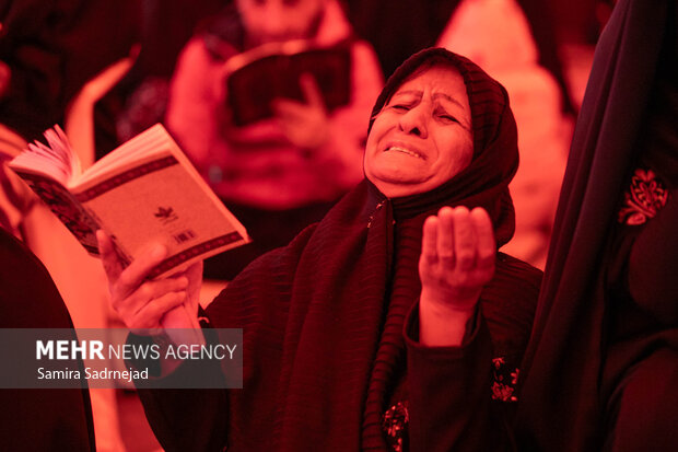 أحياء ليلة الـ21 من ليالي القدر في مقبرة جنة الزهراء في طهران