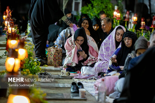 أحياء ليلة الـ21 من ليالي القدر في مقبرة جنة الزهراء في طهران