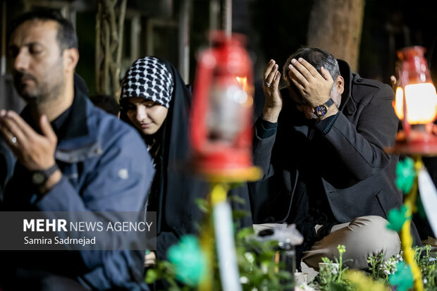 أحياء ليلة الـ21 من ليالي القدر في مقبرة جنة الزهراء في طهران