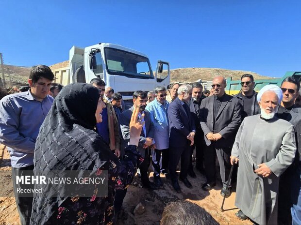 حضور مسئولان در بخش سیل زده سرفیروزآباد کرمانشاه