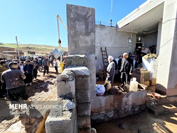 حضور مسئولان در بخش سیل زده سرفیروزآباد کرمانشاه