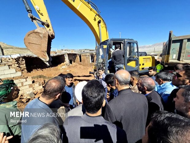 حضور مسئولان در بخش سیل زده سرفیروزآباد کرمانشاه