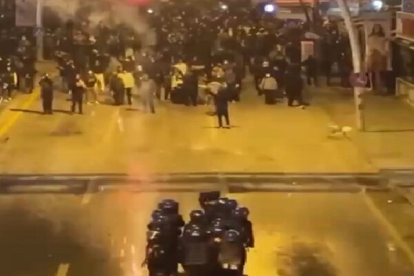 Ankara’da İmamoğlu destekçileri toplandı; olaylarda 5 polis yaralandı Ankara’da İmamoğlu destekçileri toplandı; olaylarda 5 polis yaralandı