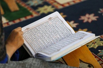 انس با قرآن کریم سپری در برابر وسوسه‌های شیطان و تاریکی‌ها