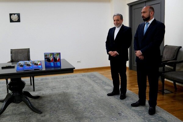 Bakan Erakçi’nin kaleme aldığı kitabının Ermenice çevirisi tanıtıldı Bakan Erakçi’nin kaleme aldığı kitabının Ermenice çevirisi tanıtıldı