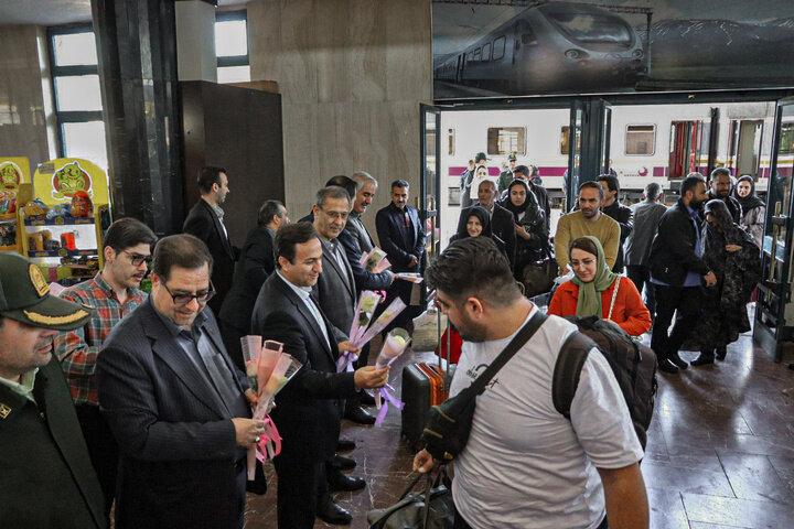 استقبال فرماندار تبریز و مدیران استانی از مسافران در راهآهن تبریز استقبال فرماندار تبریز و مدیران استانی از مسافران در راهآهن تبریز