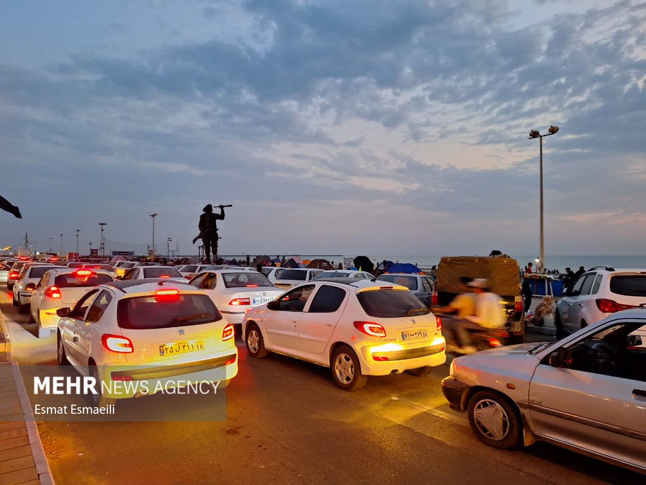 ازدحام حضور گردشگران در گناوه؛ امکانات افزایش یابد