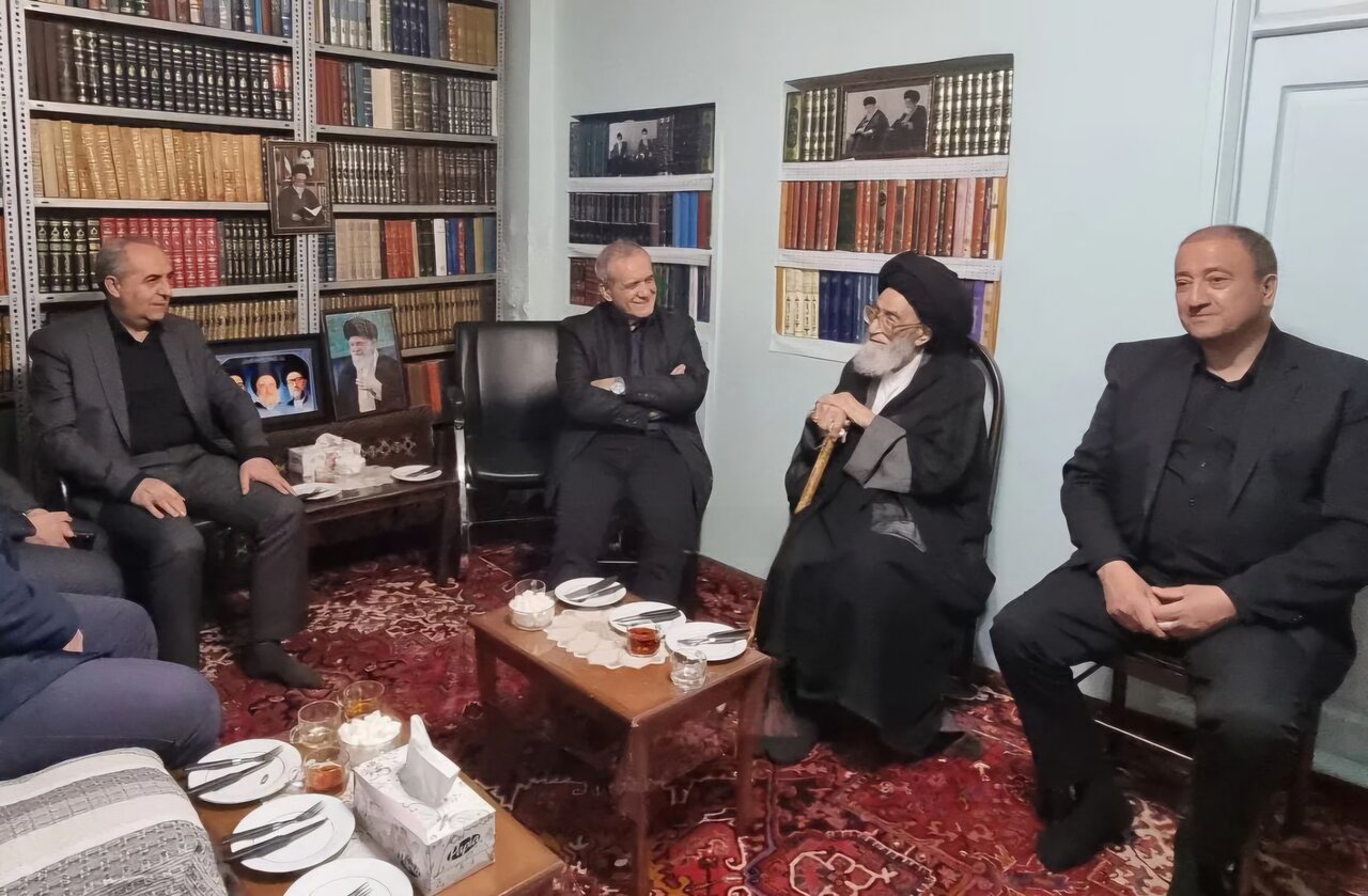 دیدار رئیس جمهور با پدر سومین امام جمعه شهید تبریز