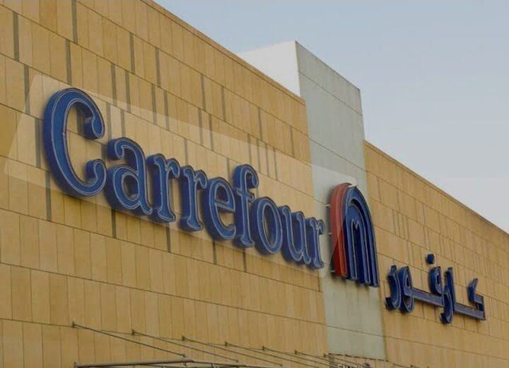 هوادار تونسی در اعتراض به حمایت شرکت حامی اسرائیل، بنرش را پاره کرد 