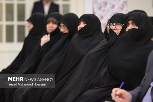 نشست جمعی از بانوان حوزوی و تشکلهای خواهران با رئیس مجلس شورای اسلامی
