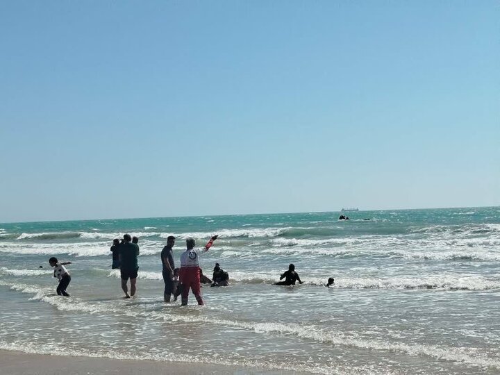 ۳ مسافر در واژگونی شاتل در ساحل بوشهر نجات یافتند