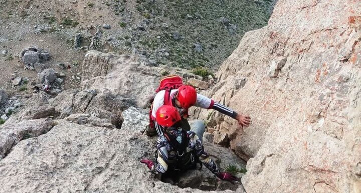 نجات جوان ۳۲ ساله در ارتفاعات منطقه دانوک شهرستان ایوان توسط هلال احمر
