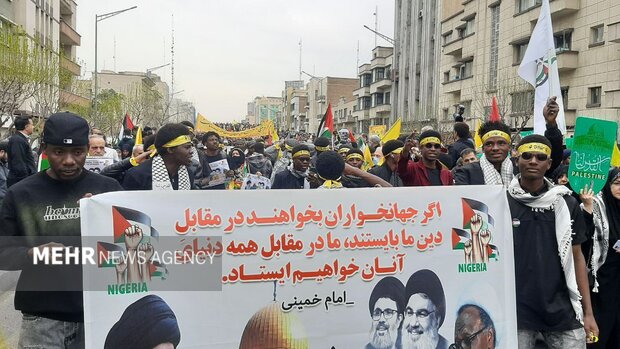 Afrikalı gençler Tahran'daki Kudüs Günü Yürüyüşü'ne katıldı Afrikalı gençler Tahran'daki Kudüs Günü Yürüyüşü'ne katıldı