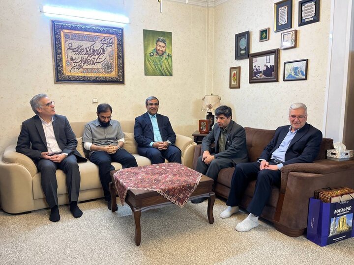 یاد شهدا در قلب مردم و مسئولان زنده است